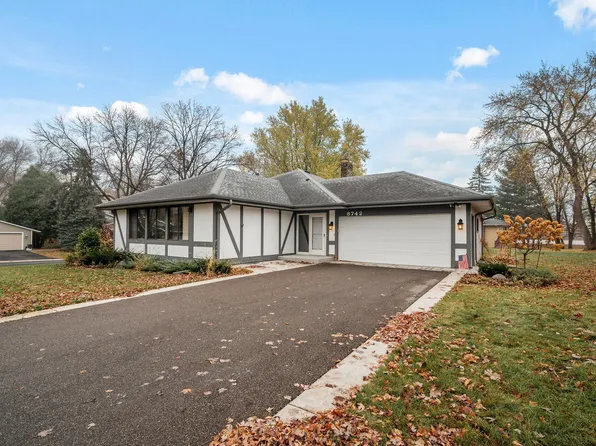 8742 Leeward Cir, Eden Prairie, MN 55344