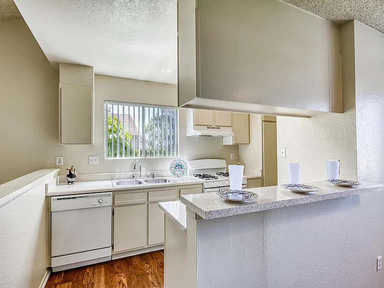 Harbor Pointe Apartments — Photo 12