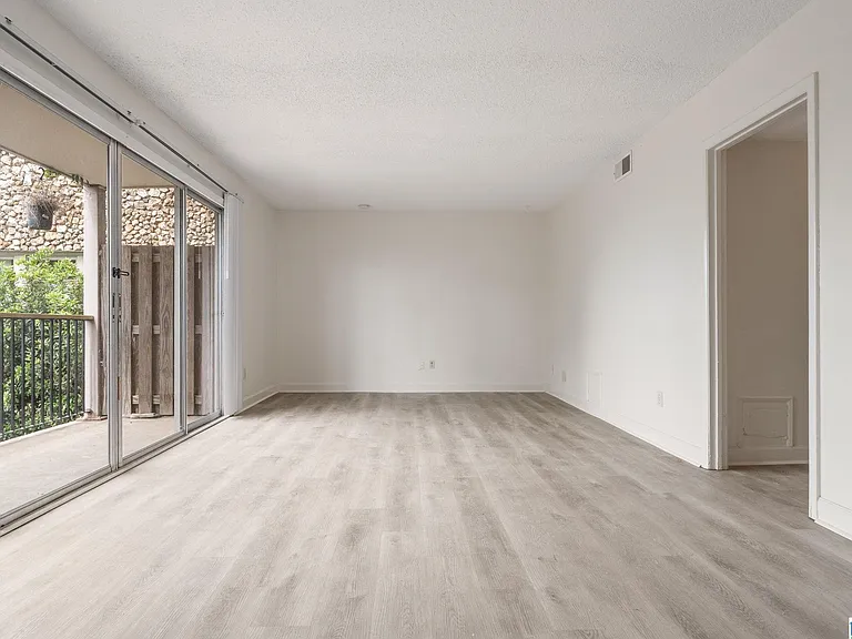 2409 Arlington Cres #D — Photo 10