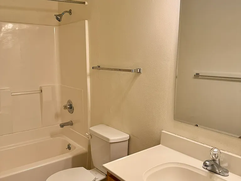 612 E Court St #11 — Photo 10