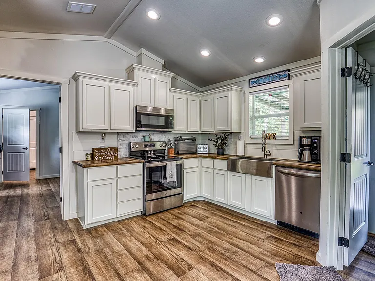 102 Hilltop Ct — Photo 15