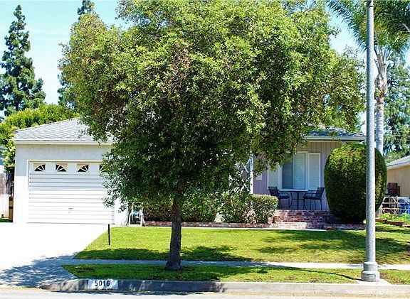 Your own street light out front & a nice healthy shade tree.