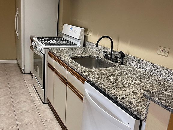 4th image of 455 N Western Ave #3