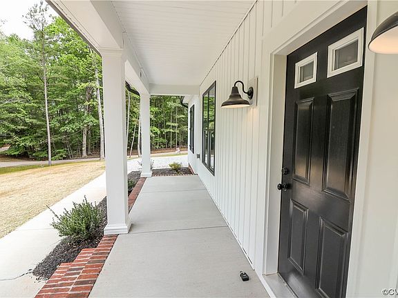 3rd image of 26 Jamestown Ln