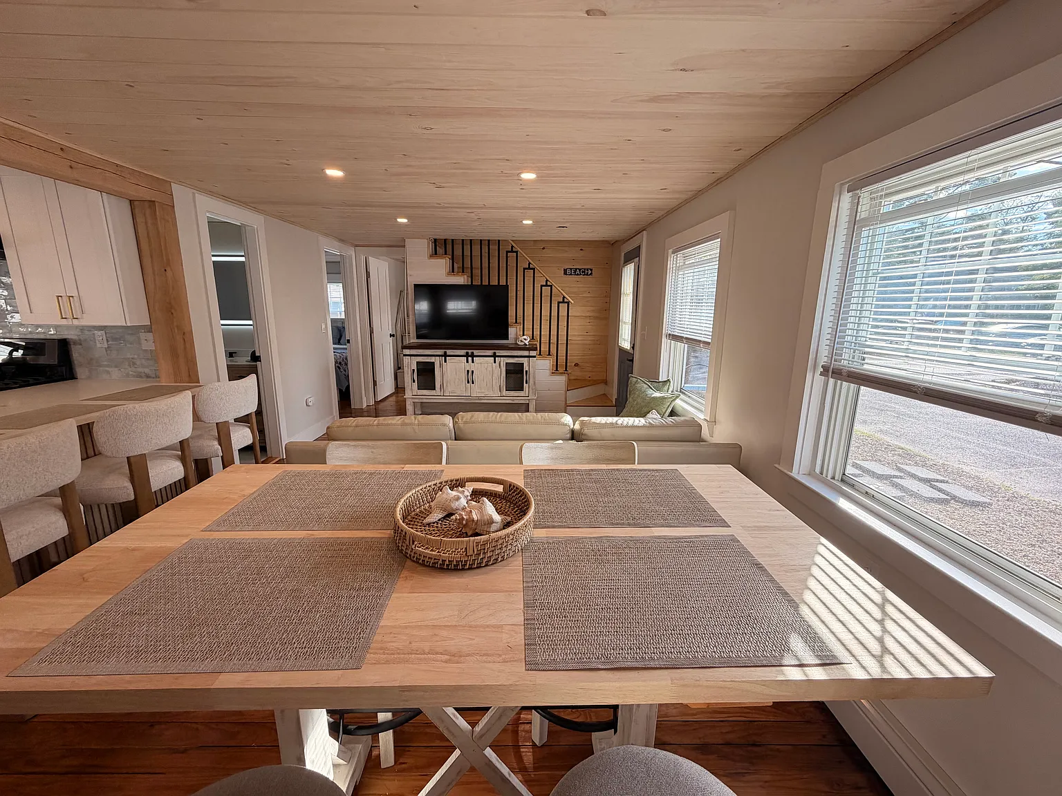 3 bed, 1.5 bath, 900 sqft, $2,200 — Photo 3