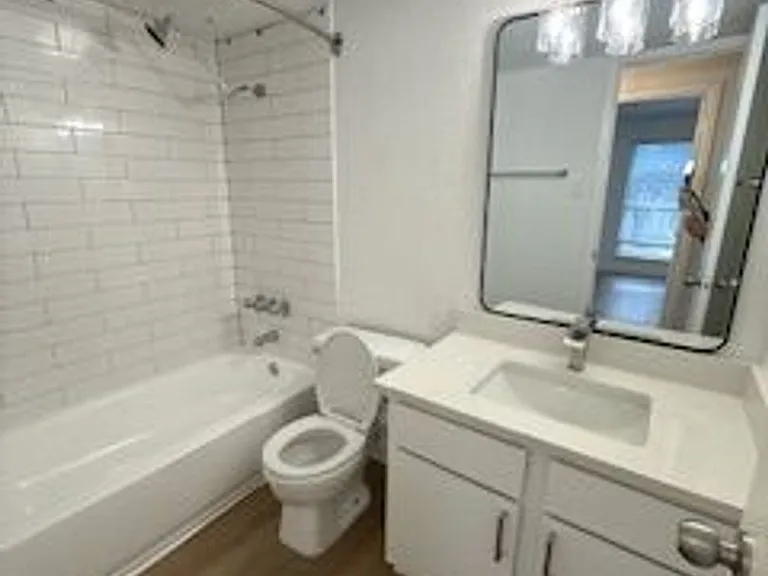 St. Edwards Place Apartments — Photo 23