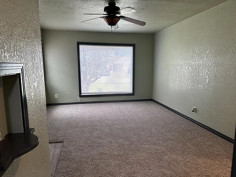 811 W Rush Ave — Photo 5