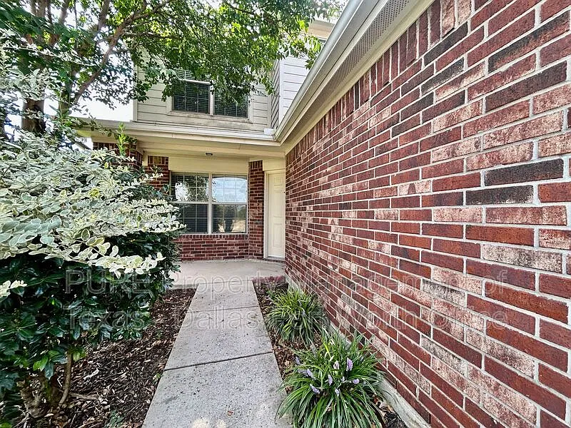 4 bed, 2.5 bath, 1784 sqft, $2,100 — Photo 2