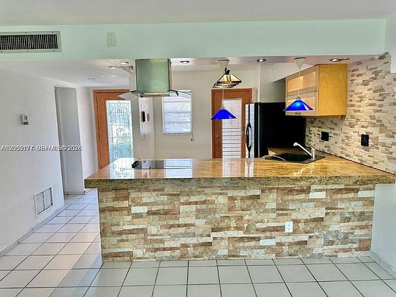 4th image of 19001 NE 14th Ave APT 121