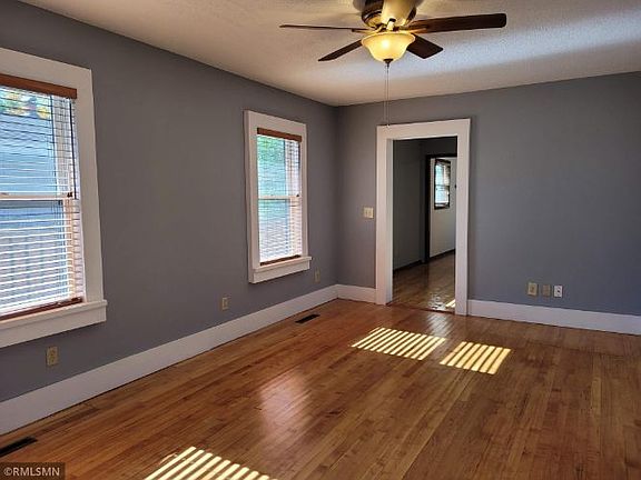 4th image of 929 33rd Ave N