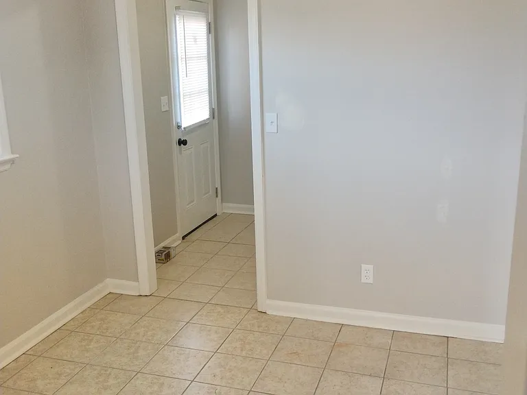 1258 Centre Pkwy — Photo 2