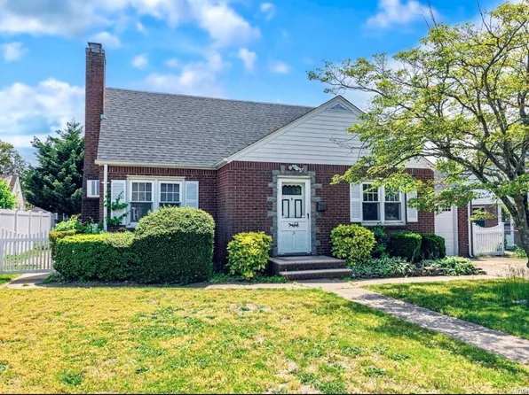 9 Lombardi, Amityville, NY 11701