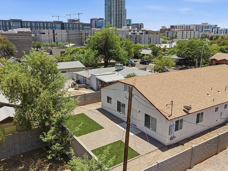 512 W Brown St — Photo 49