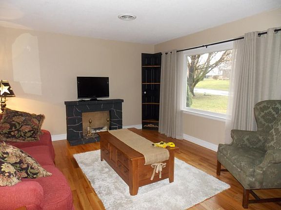 5th image of 327 Meadowcrest Dr