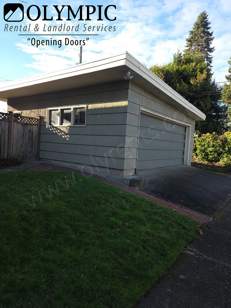3 bdrm + 2.5 bath home, North Tacoma w /2 car grg + AC! — Photo 3