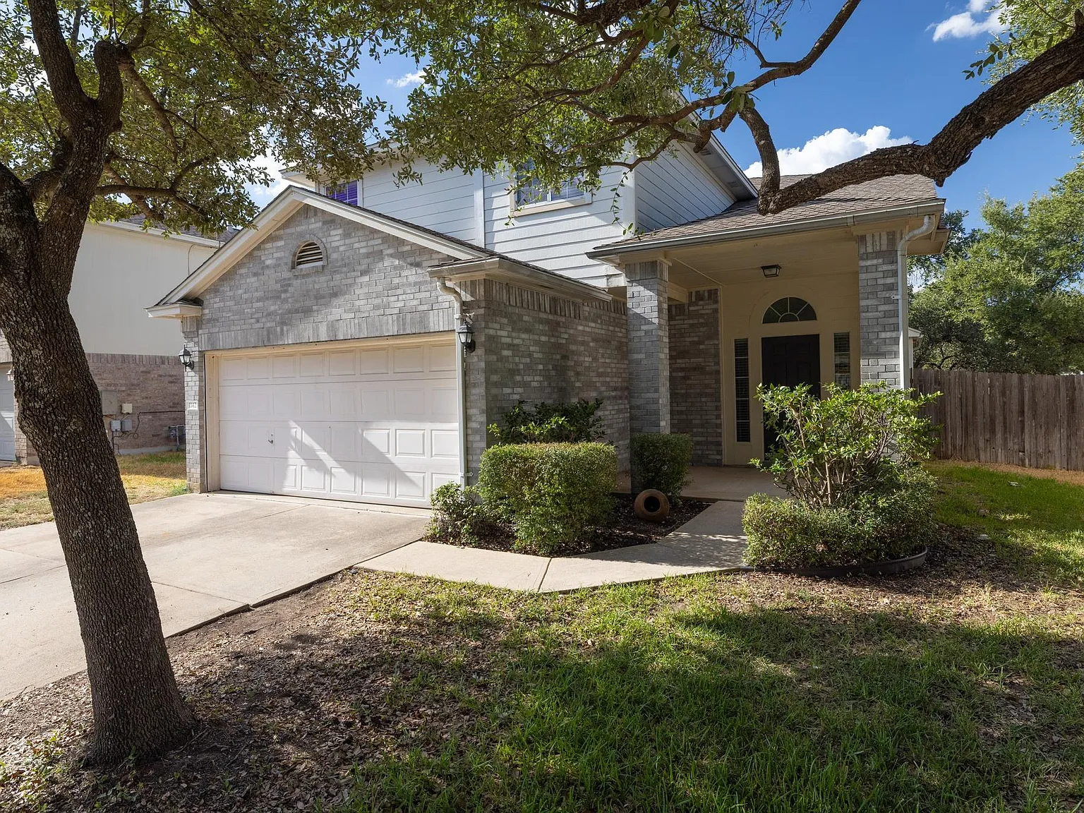 3 bed, 2.5 bath, 2223 sqft, $2,150 — Photo 2