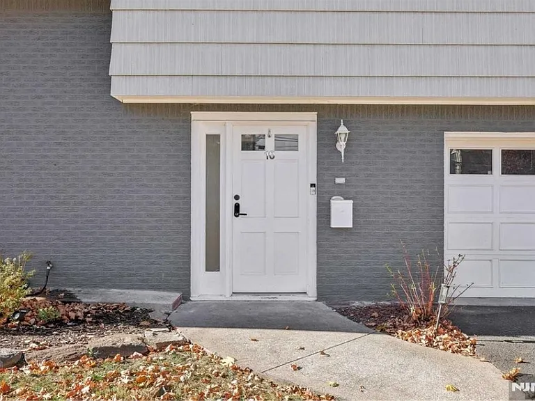 10 Julia St — Photo 2