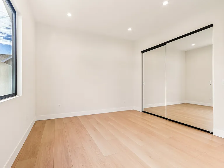 8010 Lloyd Ave — Photo 11