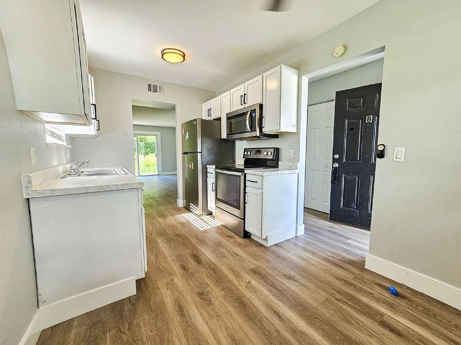2 bed, 1.0 bath, $1,200 — Photo 2