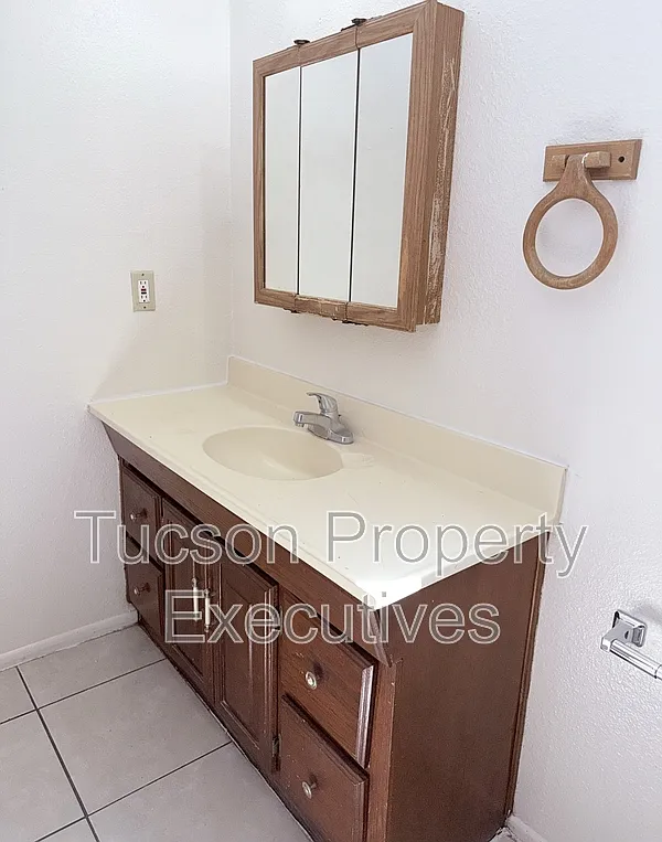 2 bed, 1.0 bath, 1100 sqft, $1,350 — Photo 2
