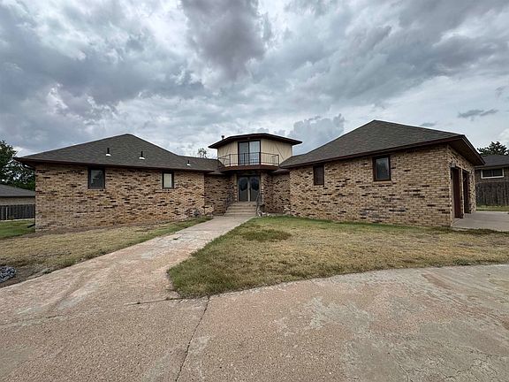 2nd image of 909 Crescent Dr