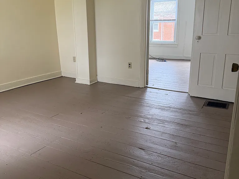 143 W North St — Photo 13