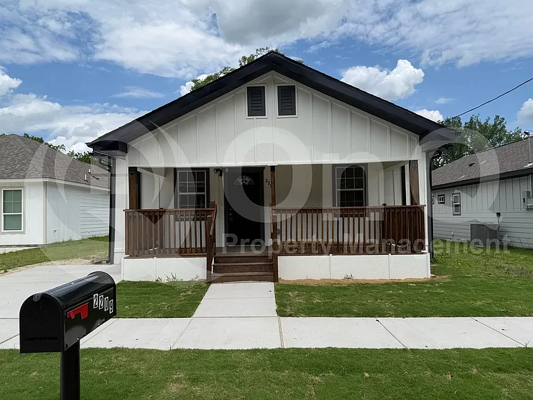 2209 Wellington St — Photo 2