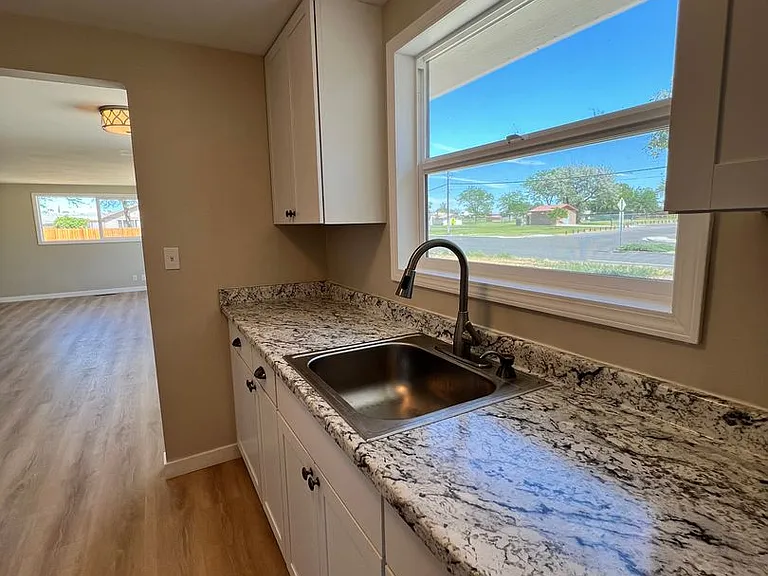 324 N Central Dr — Photo 9