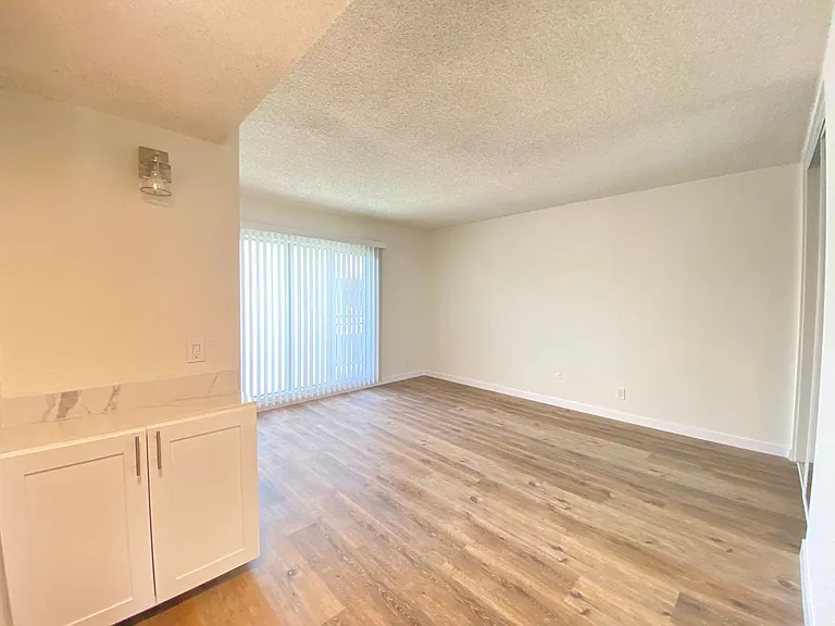 511 N Kenmore — Photo 11