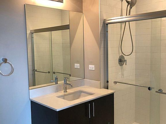 5th image of 933 W Belle Plaine Ave Unit 305