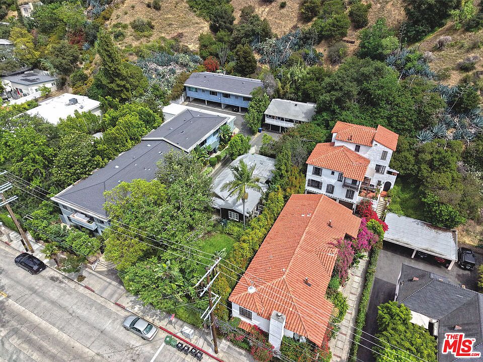 1st image of 2592 N Beachwood Dr