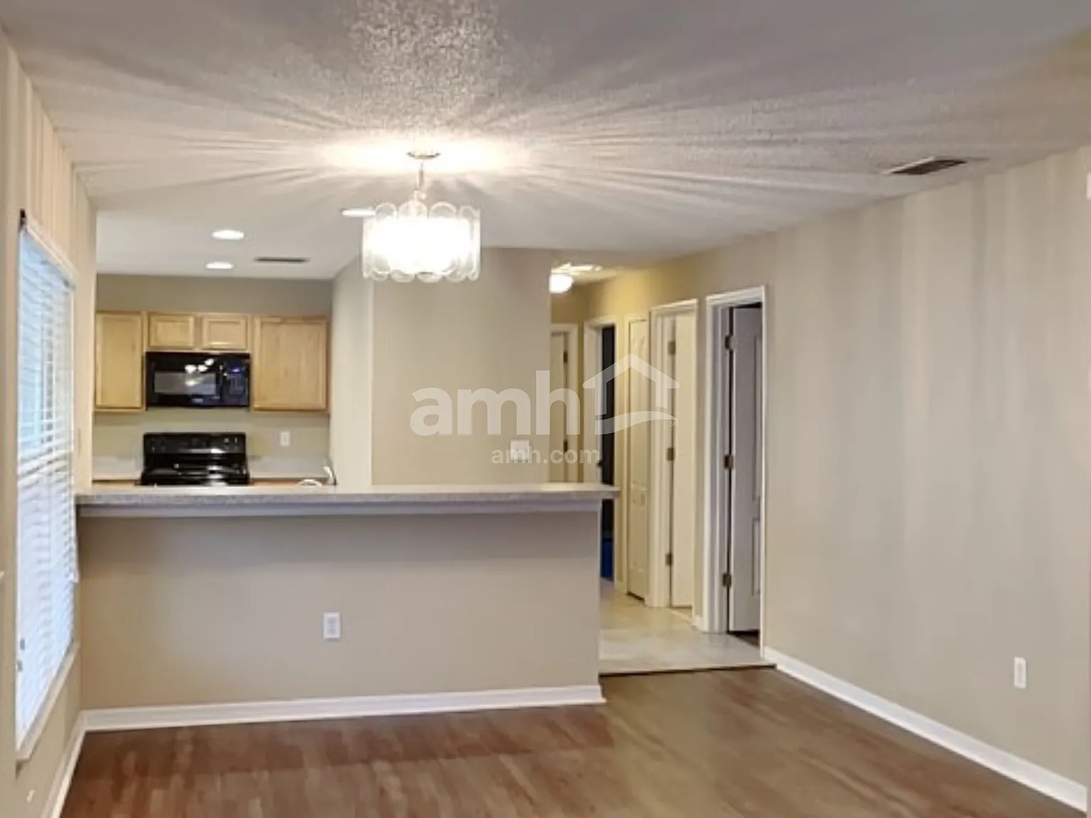 3 bed, 2.0 bath, 1390 sqft, $2,500 — Photo 4