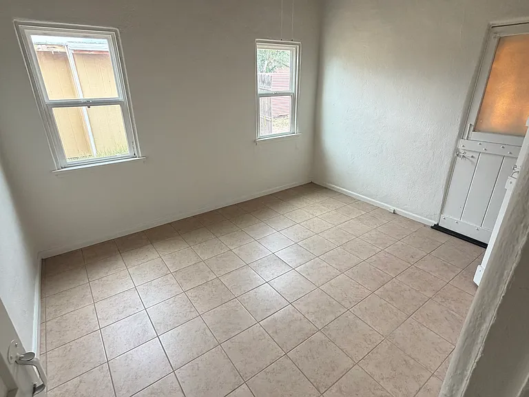 1502 E Seneca St — Photo 8