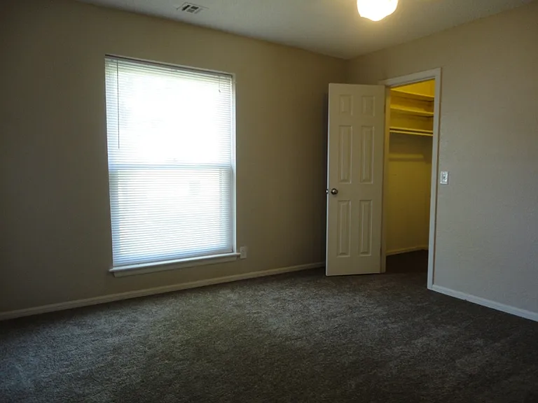 1033 W Queens St — Photo 13