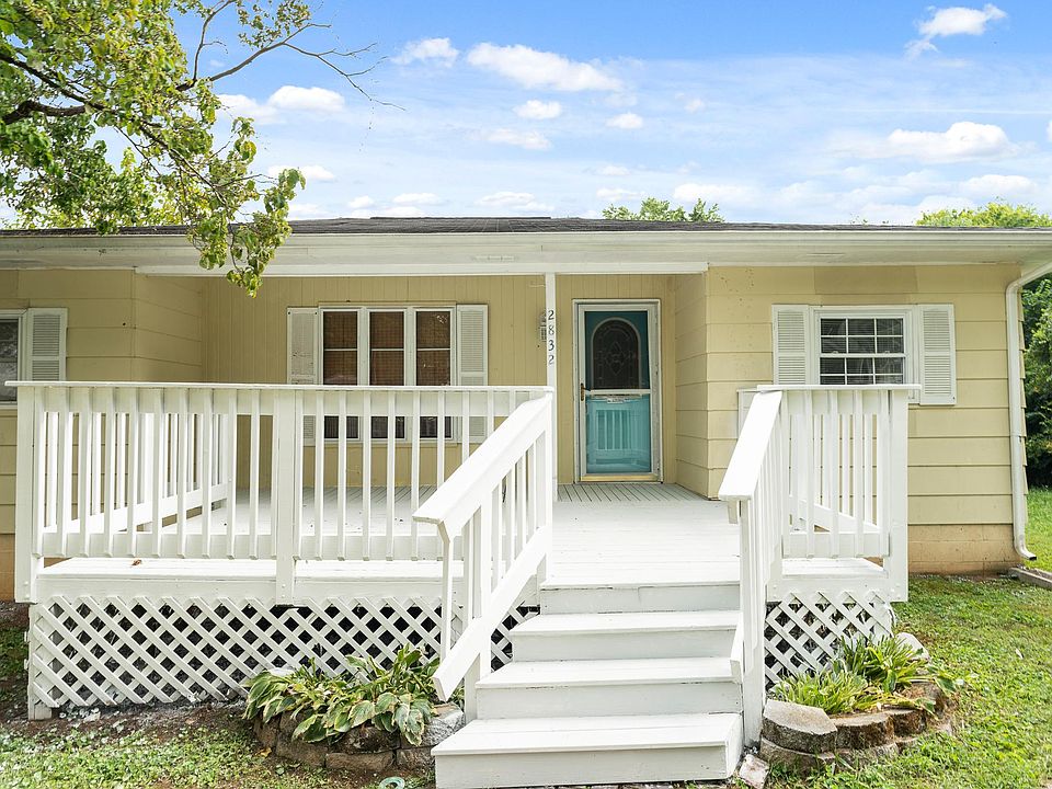 1st image of 2832 Carson Ave
