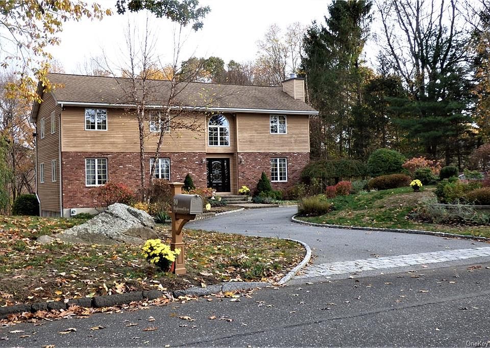 1st image of 90 Maple Wood Dr