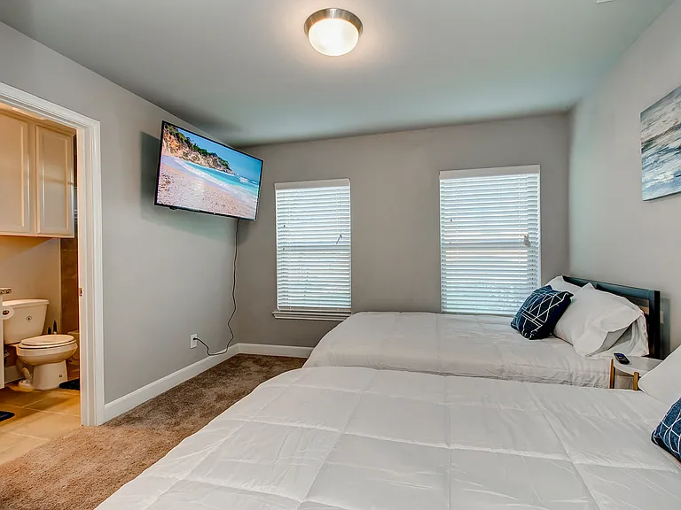 4151 Dupont St — Photo 34