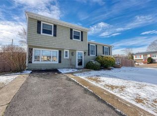 4 Chute Ln, Holbrook, NY 11741