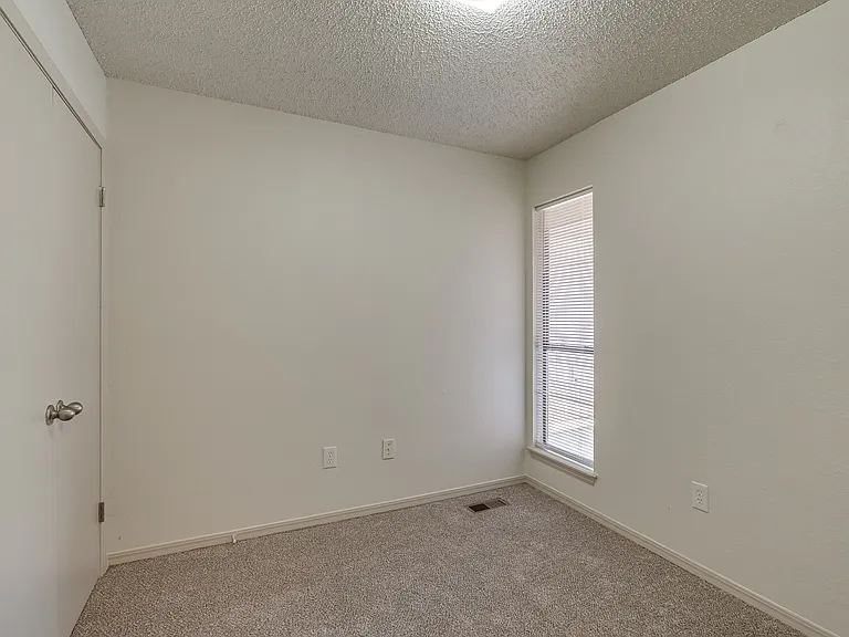 9027 N Rockwell Dr — Photo 21