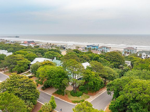 3rd image of 517 W Beach Ct