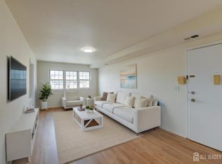 6 College Dr, Edison, NJ 08817