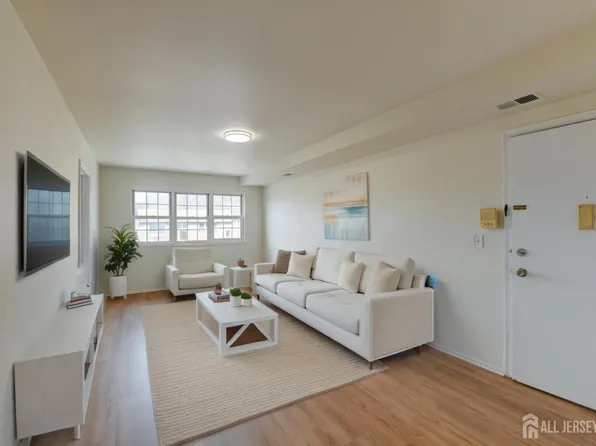 6 College Dr, Edison, NJ 08817