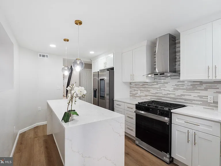 1203 Moore St — Photo 3