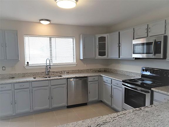 3rd image of 411 Wind Wood Dr