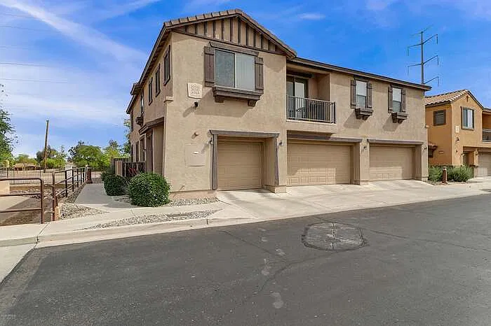 3 bed, 2.5 bath, 1538 sqft, $2,060 — Photo 2