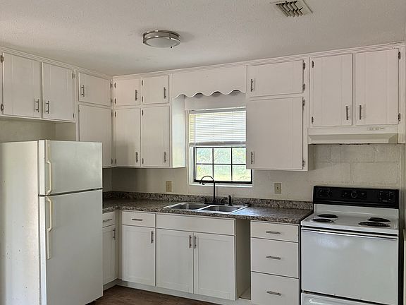 3rd image of 155 Dogwood Dr