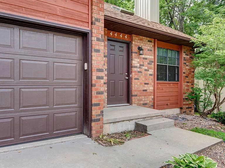 4444 S Robberson Ave — Photo 2
