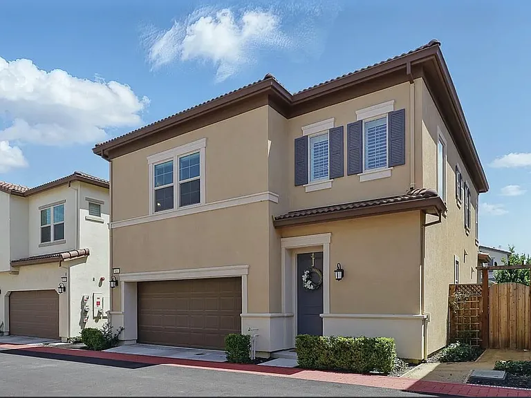 410 E Redberry Pl — Photo 1