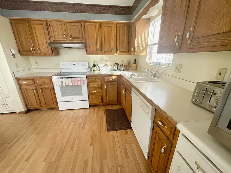 373 E North St — Photo 9
