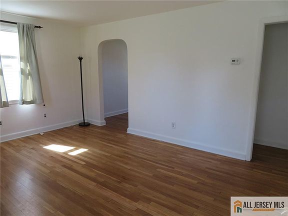 4th image of 52 Avenel St